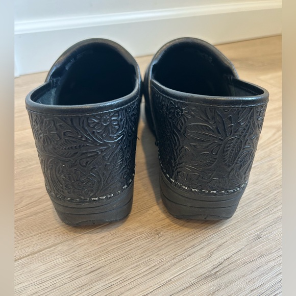 Dansko Black Floral Embossed Leather Comfort Clog Xp 2.0 Size US 9.5 EU 41 - Picture 6 of 13
